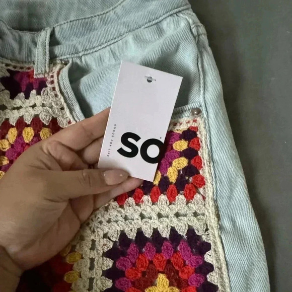 SO Women's Boho Granny Crochet Panel Button Fly Light Wash Denim Shorts - Picture 9 of 10